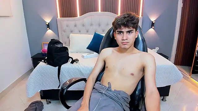 Tommy18__ Chat XXX in diretta