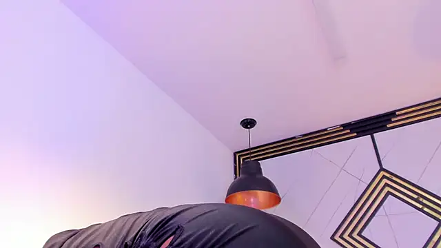 Show modela AdharaHills na web-kameri