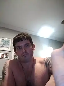 Hixxy_1025: διαδικτυακό σόου στην κάμερα