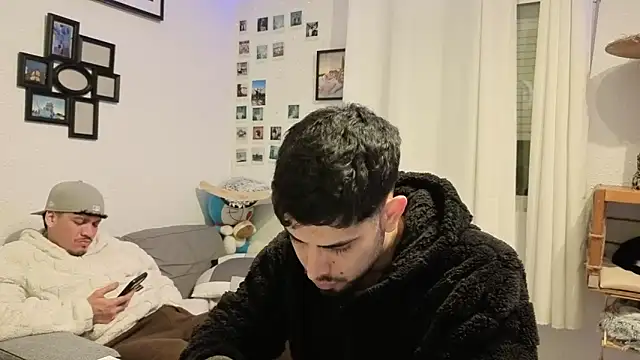 Chicos_defiesta: διαδικτυακό σόου στην κάμερα