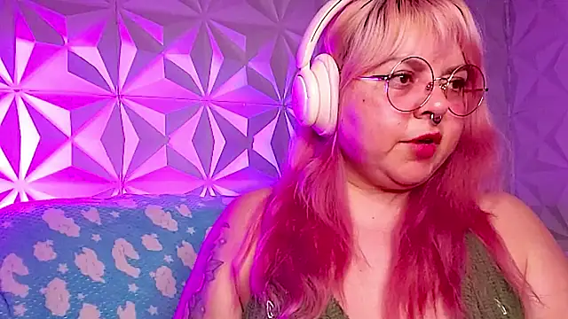 Satyn_doll élő XXX-chatje