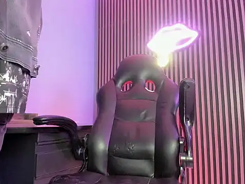 Maximoking26: διαδικτυακό σόου στην κάμερα