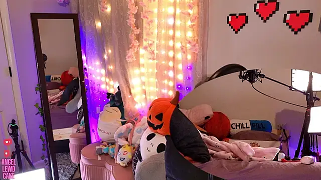 Angel-Lewd-Cake: онлайн-секс-чат