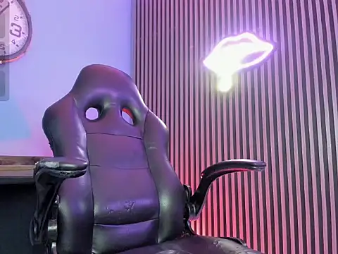 Maximoking26's Live XXX Chat