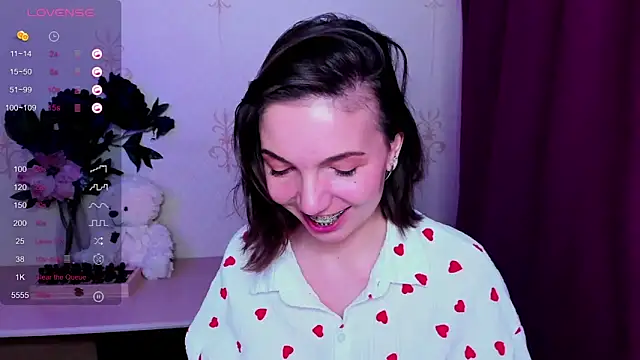 Chatroom XXX en direct de KindHazelHere_