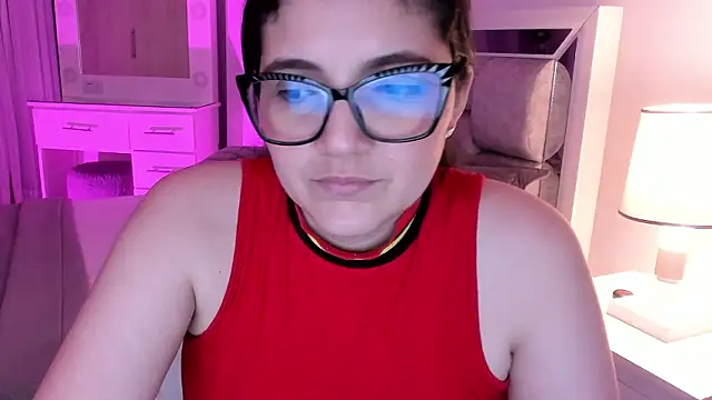 Camilaa_bueno Adlı Modelin Canlı XXX Sohbeti