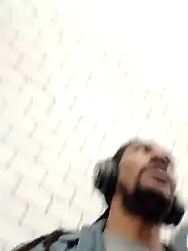 Mikaaa97: διαδικτυακό σόου στην κάμερα