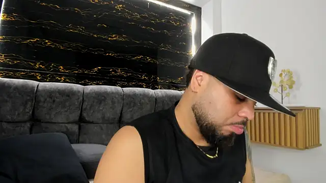 Harrishairy: διαδικτυακό σόου στην κάμερα