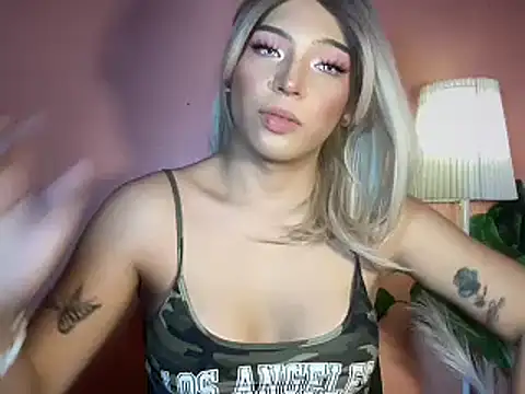 Show de Sexlovergirl_soffy na webcam