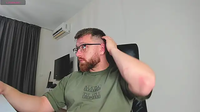 Show modela Findom_guy na web-kameri