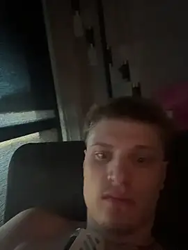 PAPITRVN: διαδικτυακό σόου στην κάμερα