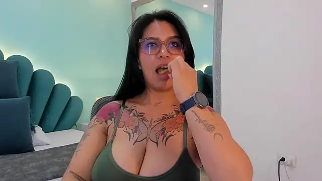 sharlott18's Live XXX Chat