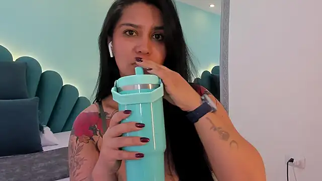 sharlott18's Live XXX Chat