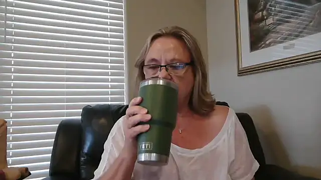 BustyAnnie: διαδικτυακό σόου στην κάμερα