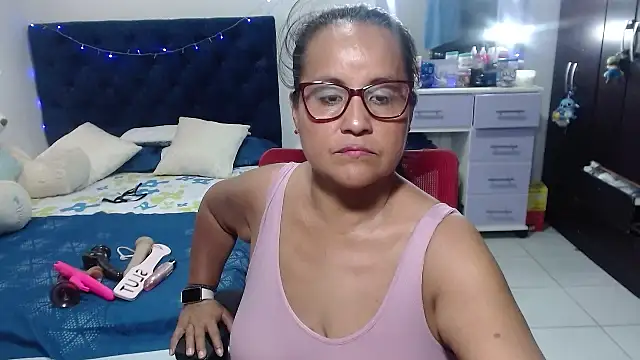 pervert_mommy_ 网络视讯表演