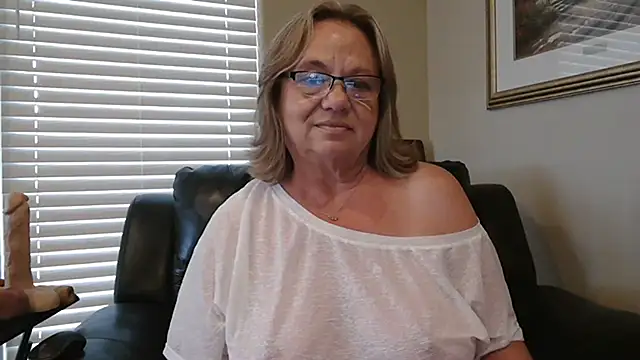 Pokazy przed kamerką – BustyAnnie