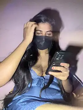 Chat +18 de umairahaasan_1 ao vivo