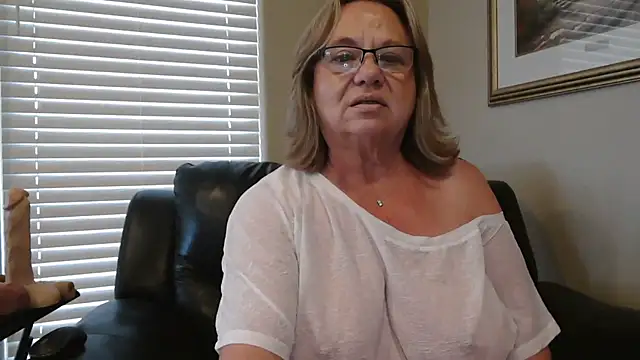 BustyAnnie 现场XXX聊天