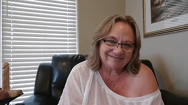 BustyAnnie: διαδικτυακό σόου στην κάμερα