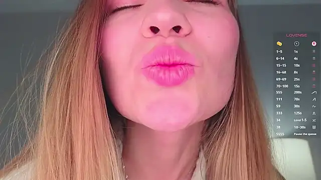 Chat +18 de Tasha_Miu ao vivo