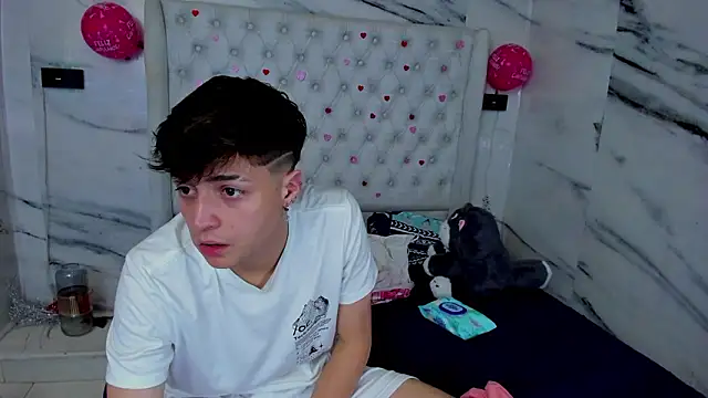 Ari_and_Stormのウェブカメラショー