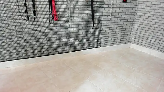 Briana_24 élő XXX-chatje