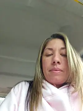 MiraKisss Live XXX Chat