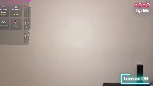 KayBhanger: διαδικτυακό σόου στην κάμερα