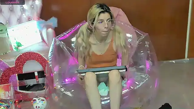 Skinygirl élő XXX-chatje