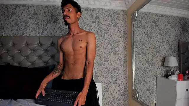 Pokazy przed kamerką – NoaahTylor