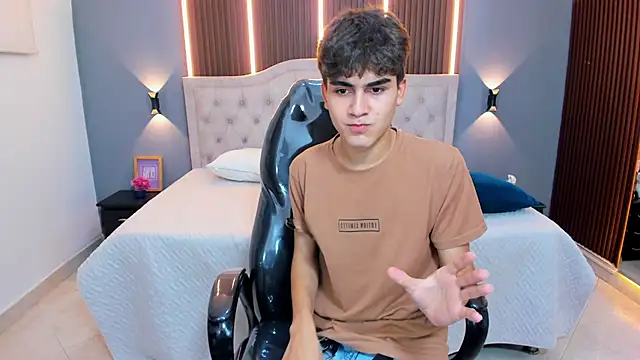 XXX chat uživo modela Tommy18__