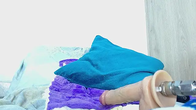 avaleri_cherry Show in webcam