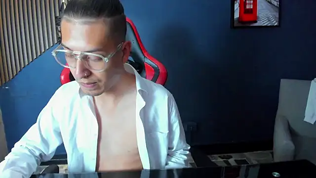 Show modela EriickFerrer na web-kameri