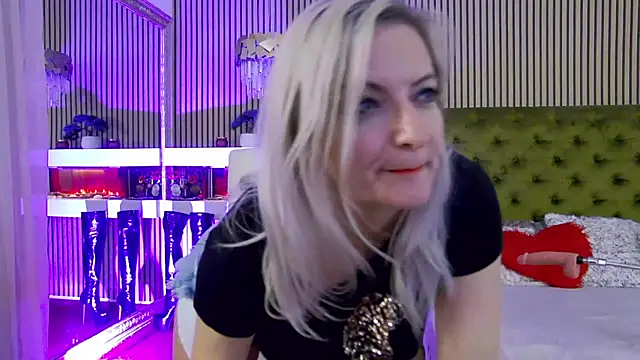 LadyTouch live XXX chat