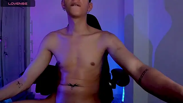 tylernova's Live XXX Chat