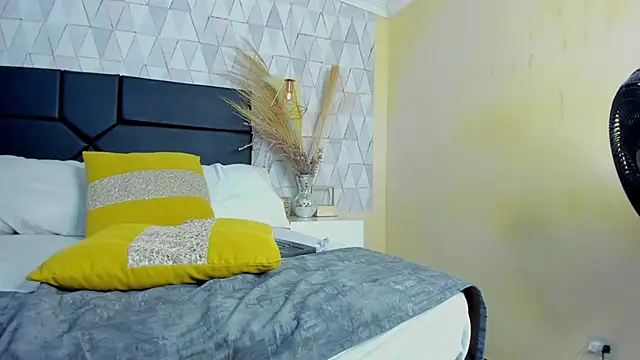 Chat +18 de NaomySaymour ao vivo