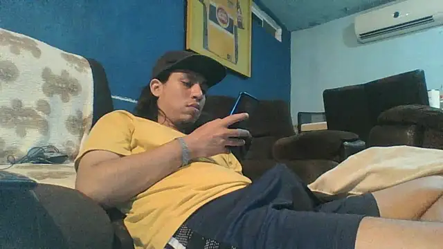 AlexAlejandro13 élő XXX-chatje