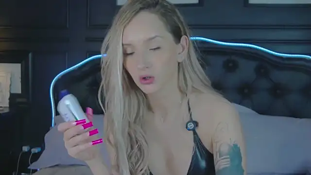 KiraProsper: διαδικτυακό σόου στην κάμερα