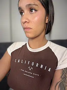 Isabella-TeenのライブXXXチャット