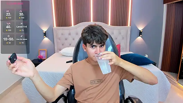 XXX chat uživo modela Tommy18__