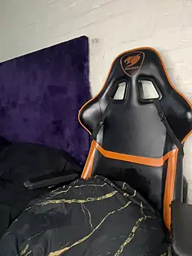 Chat +18 de QUEEN_NOBUHLE_FEMDOM_777 ao vivo