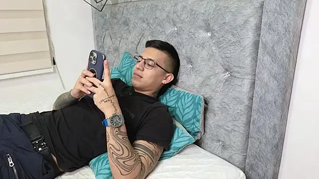 Chatroom XXX en direct de SIXXTOLOVE18