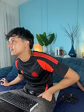 Pertunjukan Kamera Web Leo_Savage_