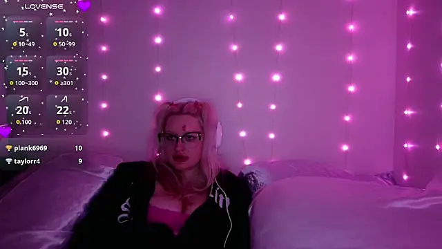 reiannmay: διαδικτυακό σόου στην κάμερα