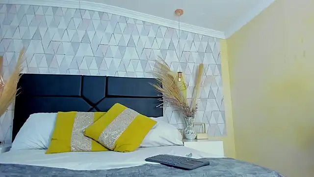 NaomySaymour élő XXX-chatje