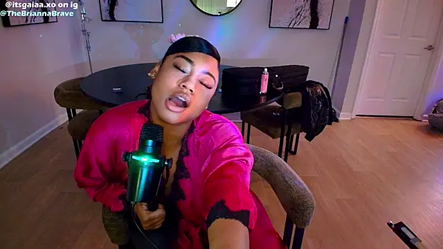 BriannaBrave Adlı Modelin Canlı XXX Sohbeti
