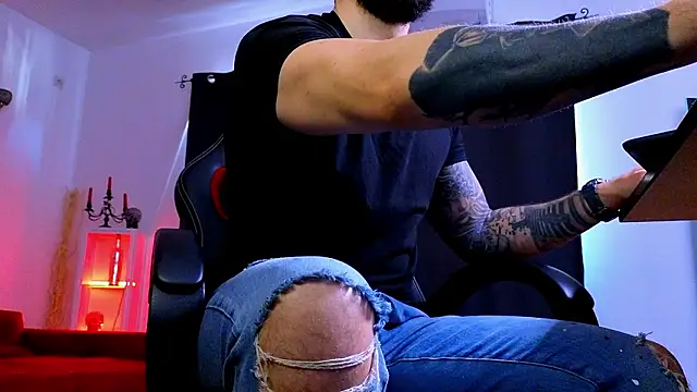 MightyAaron66 live XXX chat