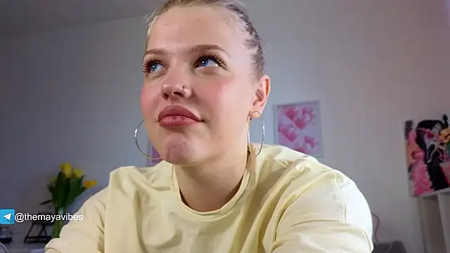 Pertunjukan Kamera Web Maya_Rave