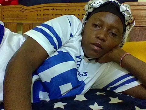 Chat +18 de Roseroca33 ao vivo