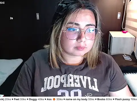 YiniBelle Adlı Modelin Canlı XXX Sohbeti